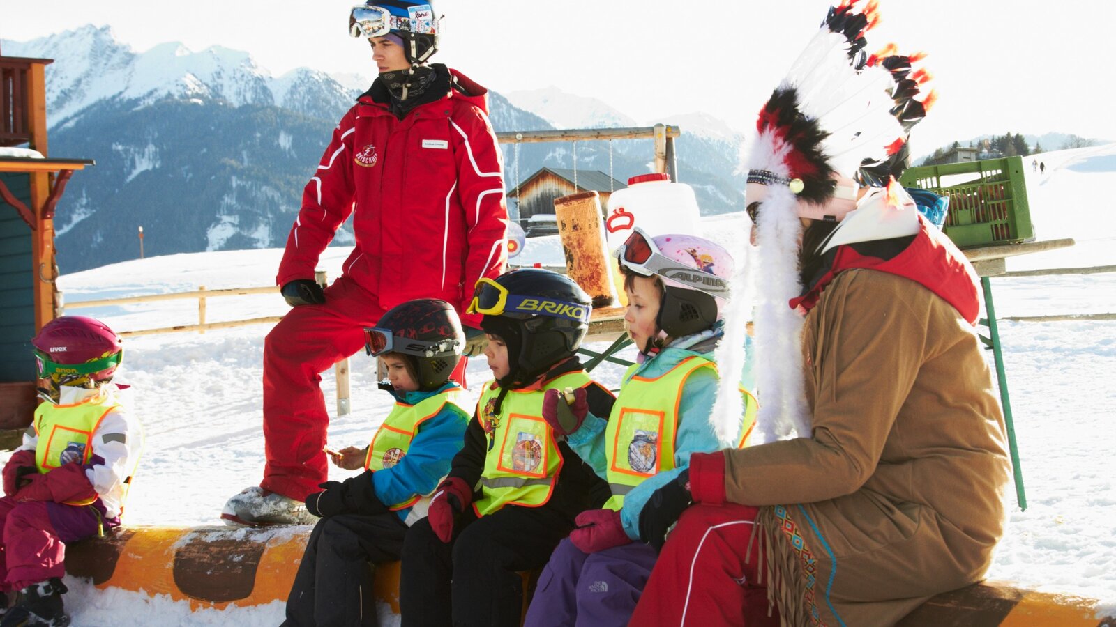 Kinder im Skiunterricht mit Skilehrer im Skigebiet Serfaus-Fiss-Ladis.