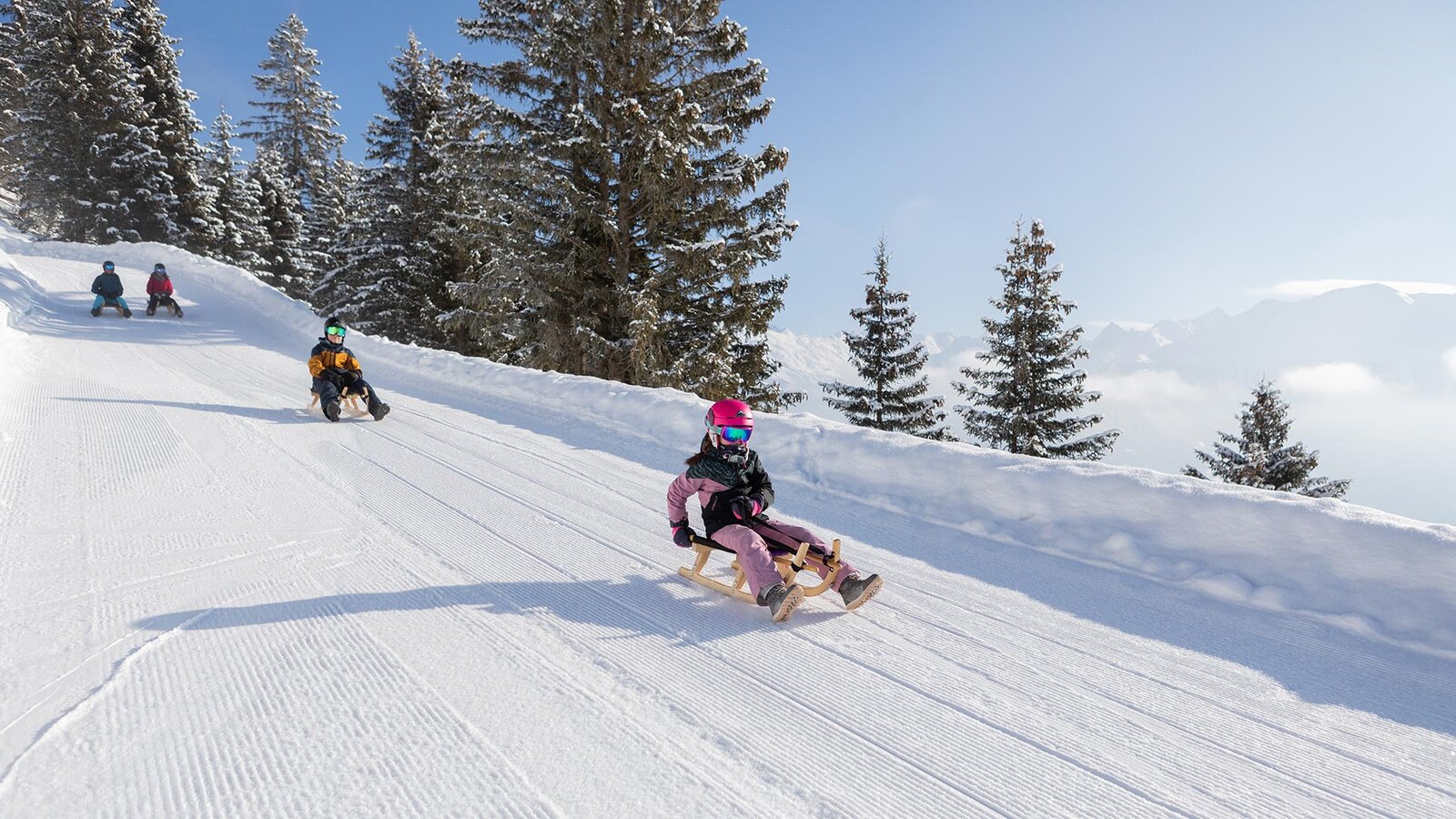 Kinder rodeln auf der Hexen-Rodelbahn im Skigebiet Serfaus-Fiss-Ladis nahe Apart Rubin.