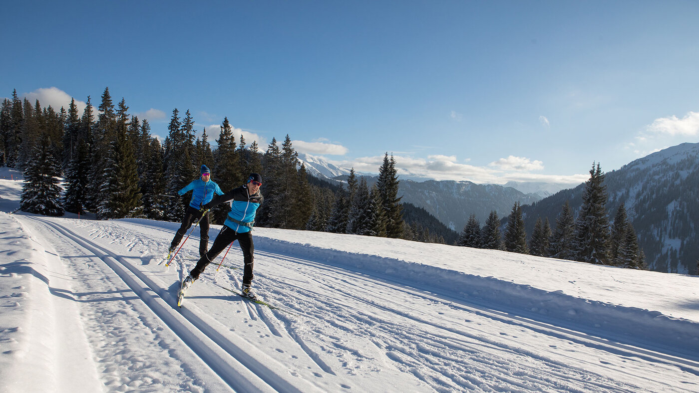 Langläufer auf sonniger Loipe mit Bergpanorama im Skigebiet Serfaus-Fiss-Ladis.