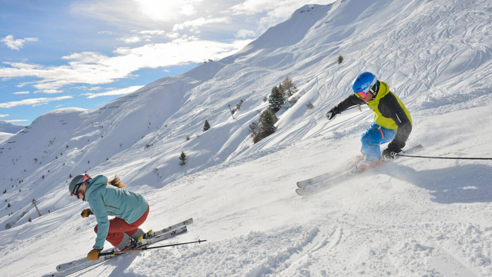 Skifahrer carving auf Pulverschneepiste in Serfaus-Fiss-Ladis in Tirol.