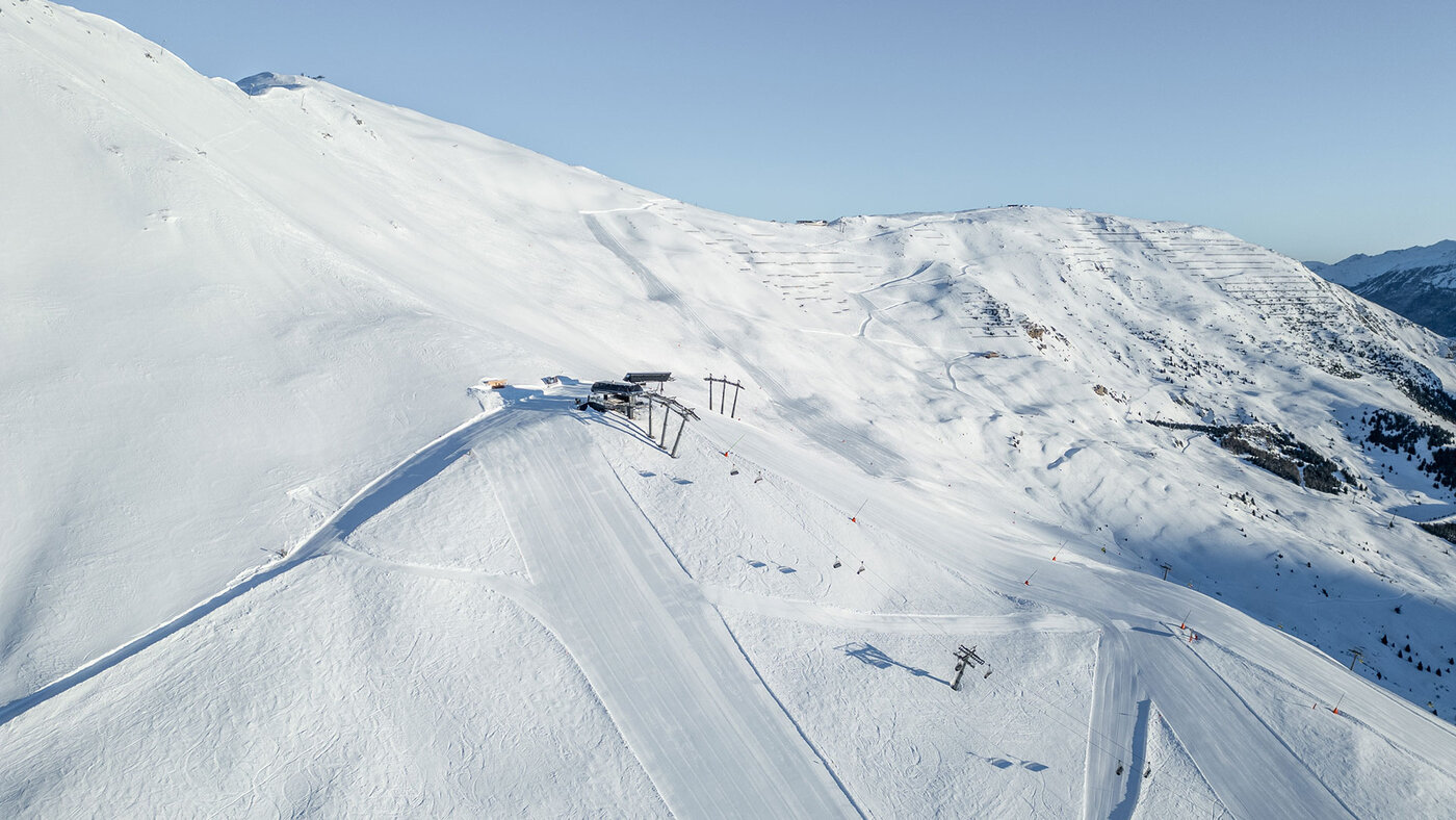 Gondel der Sattelbahn und Königsleithebahn über verschneiten Bergen in Serfaus-Fiss-Ladis.