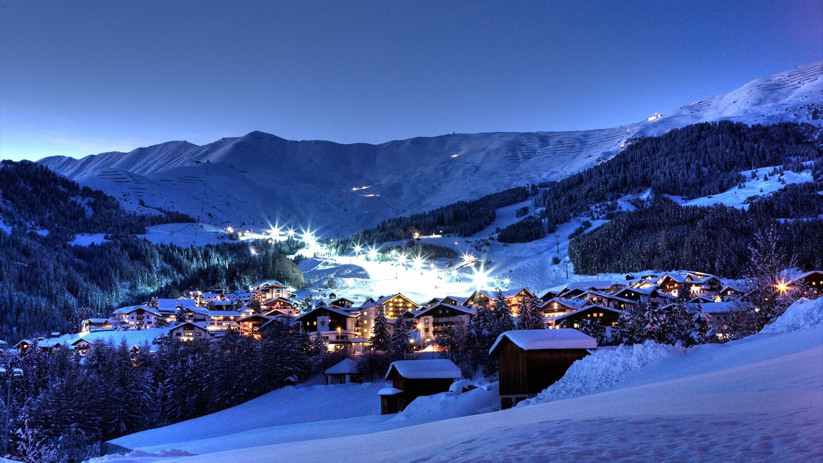 Beleuchtete Skipiste beim Nachtskilauf in Fiss im Skigebiet Serfaus-Fiss-Ladis.