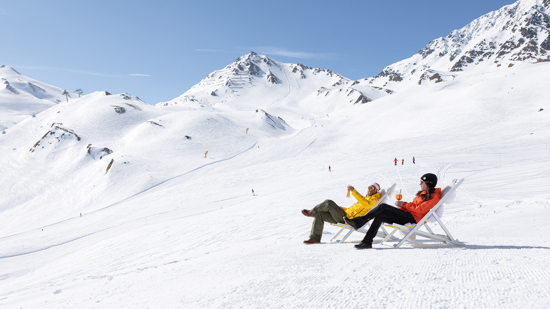 Liegestühle im Schnee mit Panorama der Tiroler Alpen im Masner Gebiet Serfaus-Fiss-Ladis.